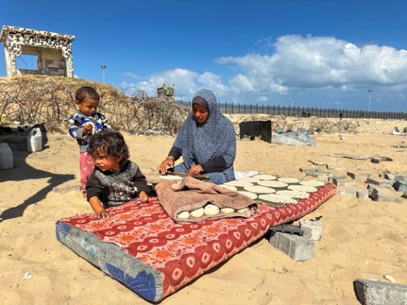 آوارگان فلسطینی در رفح، جنوب نوار غزه، ۹ خرداد