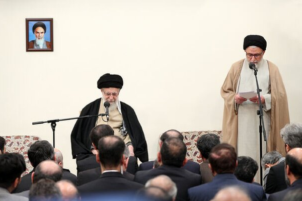 بدلاً من "انتخابه".. برلماني إيراني يقترح تعيين الرئيس مباشرة عن طريق خامنئي