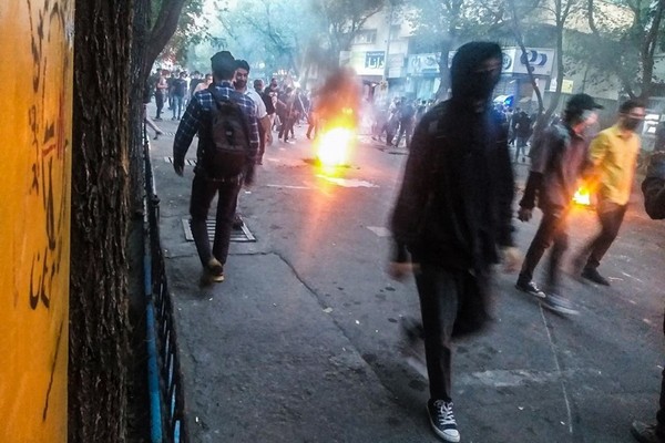 منظمة حقوق الإنسان الإيرانية تؤكد مقتل ما لا يقل عن 76 شخصا في الاحتجاجات