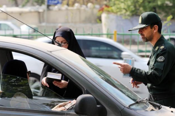 مسؤول إيراني يطالب بـ"إعلان قانون العفاف قبل الصيف".. لأن المناخ الحار يؤدي لخلع الحجاب