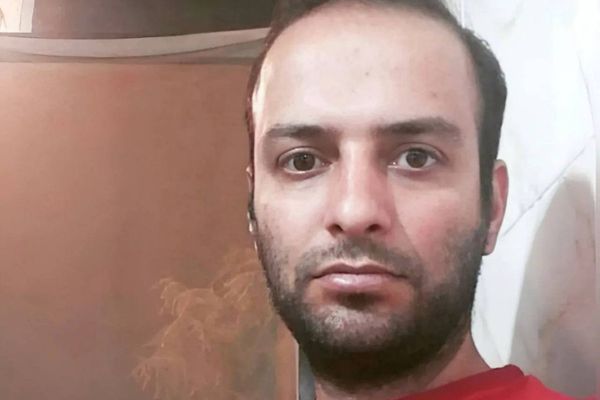 محكمة الثورة الإيرانية تحكم بإعدام الشاعر والناشط الاجتماعي بيمان فرح آور