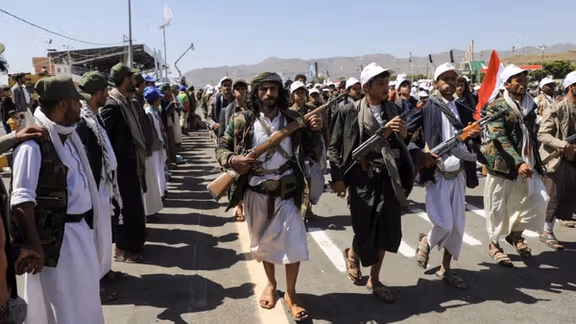 صحيفة إسرائيلية: إيران تستخدم مسارات جوية دولية وبرية وبحرية لتسليح الحوثيين