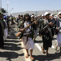 صحيفة إسرائيلية: إيران تستخدم مسارات جوية دولية وبرية وبحرية لتسليح الحوثيين