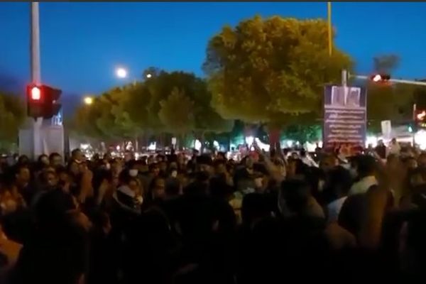 تواصل الاحتجاجات في عدة مدن إيرانية والأمن يهاجم المتظاهرين في الأهواز