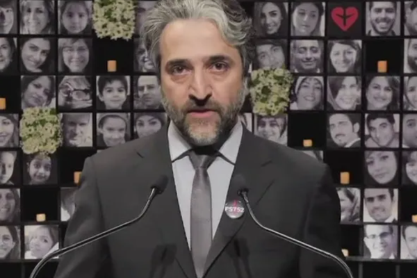 المتحدث باسم رابطة أسر ضحايا الطائرة الأوكرانية مخاطبا المرشد الإيراني: أنت تتعيش من الحرب