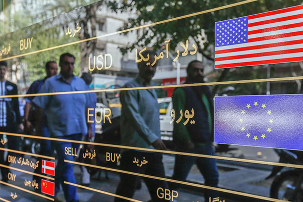 في ظل التوتر بين إيران وإسرائيل.. سعر الدولار يصل إلى 67 ألف تومان