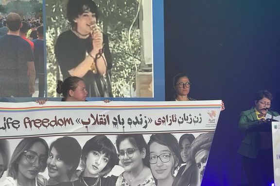 در مراسم جایزه رویتپذیری لزبینها، مدیر شبکه ششرنگ جایزه خود را به نیکا شاکرمی تقدیم کرد