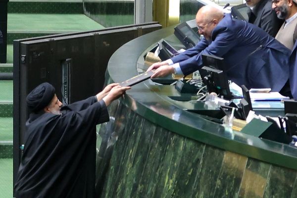 الرئيس الإيراني يقدم ميزانية "ترضي" خامنئي.. ضرائب باهظة وعائدات نفطية متفائلة
