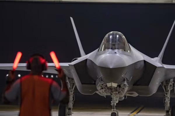 سیبیاسنیوز: یک خلبان جنگنده سرنگونشده آمریکا در ایران، نجات یافت