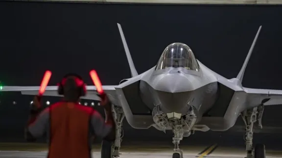 احتمال سقوط دو جنگنده آمریکا؛ سیبیاسنیوز: یک خلبان آمریکایی از ایران نجات یافت