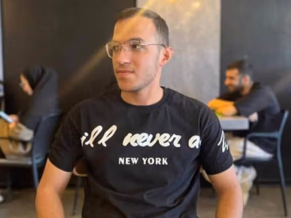 یک جوان ۲۰ ساله در اعتراض به تخریب دکه خانوادهاش از سوی شهرداری اهواز خودسوزی کرد