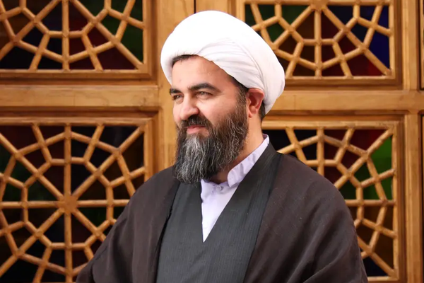 لانتقاده خامنئي.. اعتقال رجل الدِّين محمد تقي أكبر نجاد في "قم"