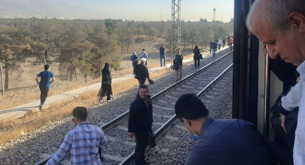 ركاب مترو "طهران – كرج" يهتفون بـ"الموت لخامنئي" احتجاجاً على تعطل القطار