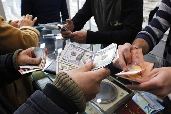 أجهزة الأمن الإيرانية تتدخل لمنع تسجيل سعر 100 ألف تومان للدولار الأميركي