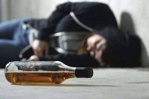 وفاة 41 إيرانياً في 4 محافظات بسبب تناول الكحول المغشوش.. وتحذيرات من "هجوم بيولوجي"