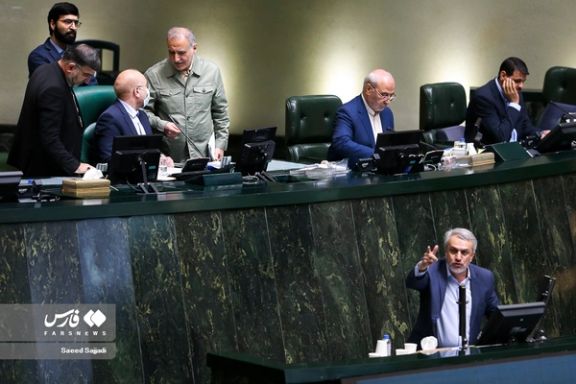 Industry Minister Reza Fatemi-Amin defending himself at the parliament on April 30, 2023