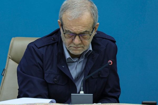 الرئيس الإيراني للبرلمان: لا يمكننا أن نحكم والشعب جائع