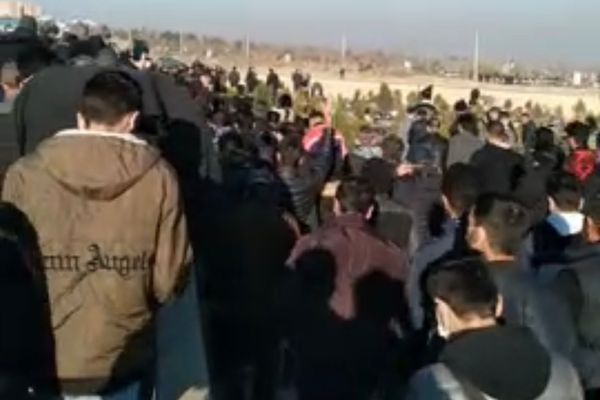 بهتافات مناهضة للنظام.. أهالي تبريز يشيعون جنازة إحدى ضحايا الانتفاضة الإيرانية