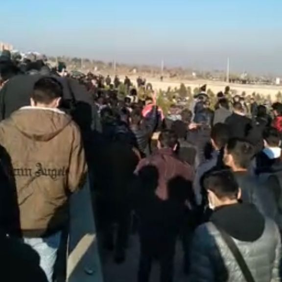 راهپیمایی مردم تبریز در مراسم خاکسپاری آیلار حقی، از کشتهشدگان خیزش انقلابی در ایران