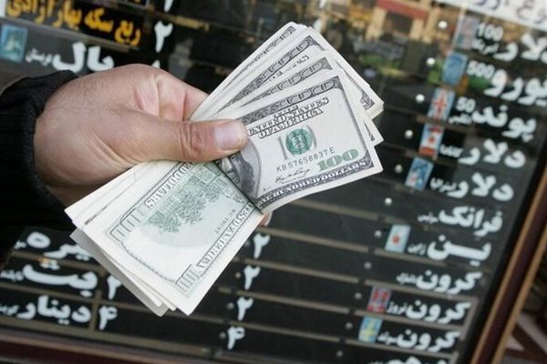 من جديد.. سعر صرف الدولار في السوق الإيرانية الحرة يتجاوز 28 ألف تومان