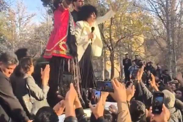 محامية نرجس محمدي: رفع دعوى بالمحكمة الجنائية الدولية للتحقيق في جرائم النظام الإيراني