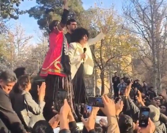 جواد علیکردی، نرگس محمدی و سپیده قلیان در مراسم هفتم خسرو علیکردی، وکیل جانباخته