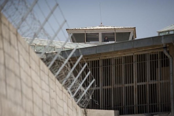 السجناء السياسيون في سجن طهران: النظام الإيراني يعيد إحياء "معسكرات النازية"