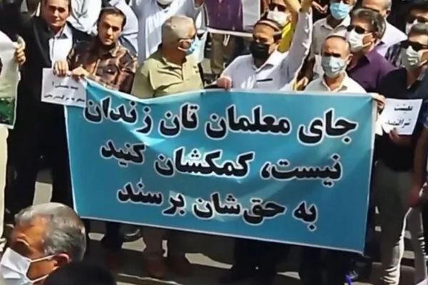احتجاجًا على قمع النشطاء.. إضراب المعلمين الإيرانيين المحبوسين عن الطعام يدخل يومه الرابع