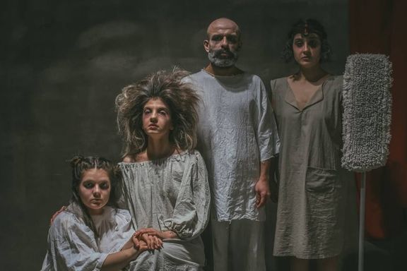 این نمایش از دوم آذر در استانبول روی صحنه رفته و اجرای آن همچنان ادامه دارد