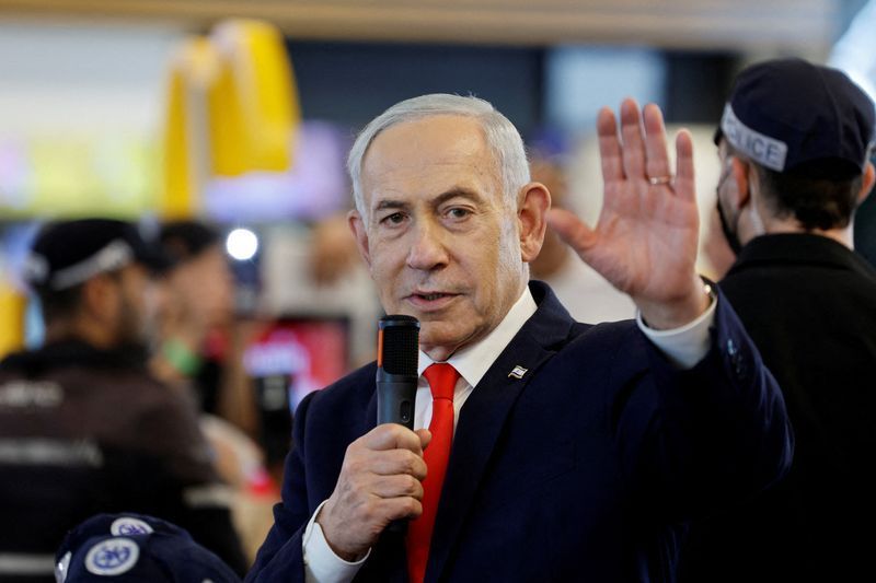  Israeli Prime Minister Benjamin Netanyahu meets members of the public at a mall, ahead of Israel’s national election, in Ramla, Israel October 19, 2026. REUTERS/Amir Cohen/File Photo