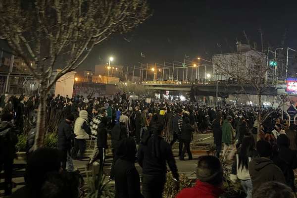 خامنئي يعترف بمقتل آلاف الإيرانيين في الاحتجاجات ويهدد الداخل والخارج وسط تصعيد غير مسبوق