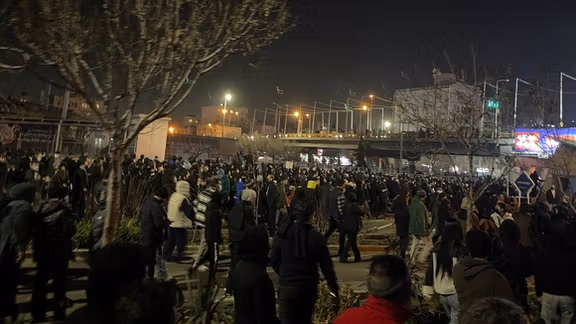 خامنئي يعترف بمقتل آلاف الإيرانيين في الاحتجاجات ويهدد الداخل والخارج وسط تصعيد غير مسبوق