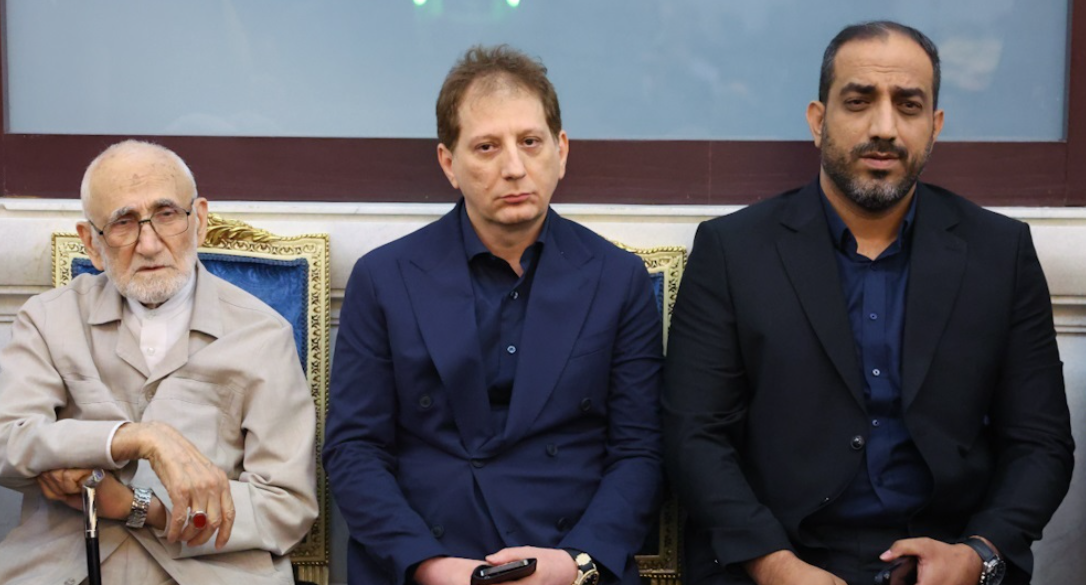 بعد عفو المرشد الإيراني.. عودة المتهم الأول في أكبر قضية فساد نفطي إلى قطاعي النفط والذهب 