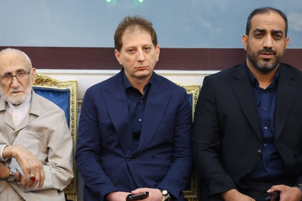 بعد عفو المرشد الإيراني.. عودة المتهم الأول في أكبر قضية فساد نفطي إلى قطاعي النفط والذهب