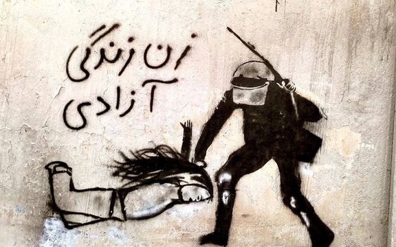 دهها زندانی و فعال سیاسی: لشکرکشی علیه زنان، مردم را از مبارزه با حکومت منصرف نمیکند