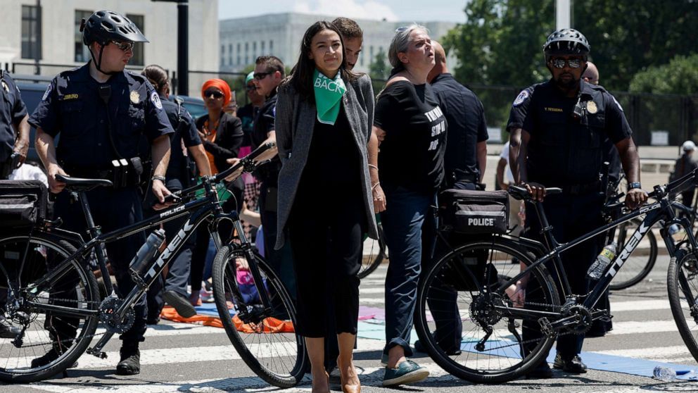 هفده نماینده دموکرات کنگره آمریکا در تظاهرات علیه لغو حق پایان بارداری بازداشت شدند