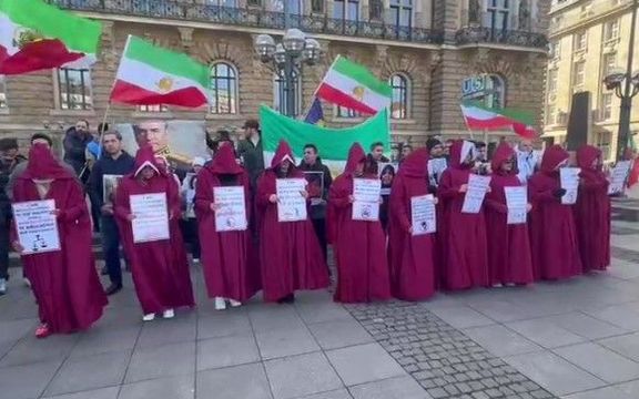 تزامنًا مع يوم المرأة العالمي.. مظاهرات في مدن مختلفة حول العالم لدعم النساء في إيران