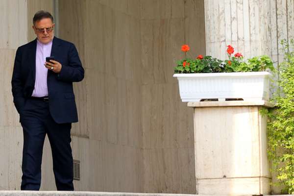 Former Chief Banker Says Governance In Iran Encourages Corruption