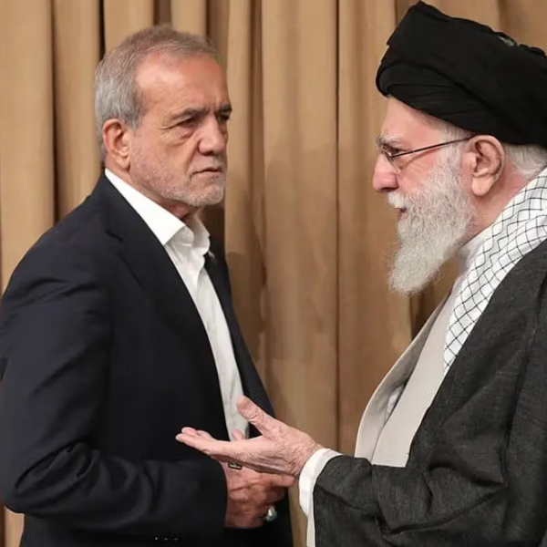 برلماني سابق : الرئيس بزشكيان بعث الرسالة إلى ترامب بإذن من خامنئي