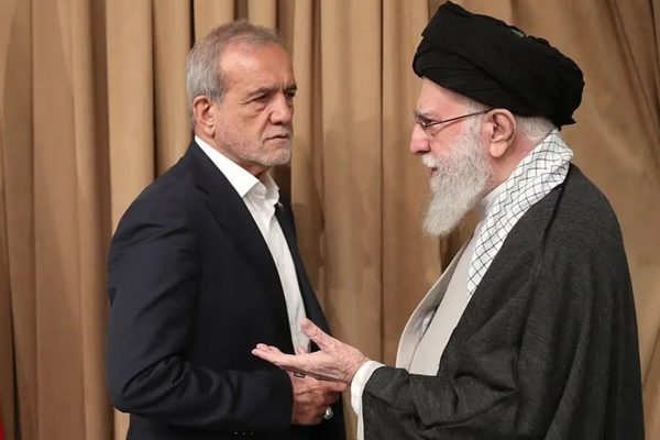 برلماني سابق : الرئيس بزشكيان بعث الرسالة إلى ترامب بإذن من خامنئي