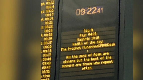 نمایش حدیثی از پیامبر اسلام که همه انسانها را «گناهکار» خوانده در لندن با واکنش انتقاد شد