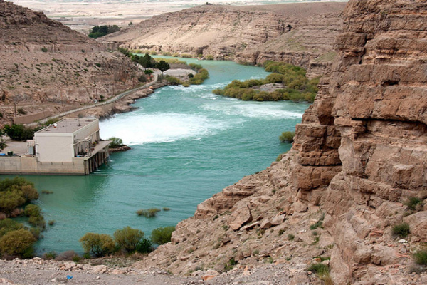 برلماني إيراني: "طالبان أفغانستان" لاتزال ترفض إعطاء حصة إيران من مياه نهر هلمند