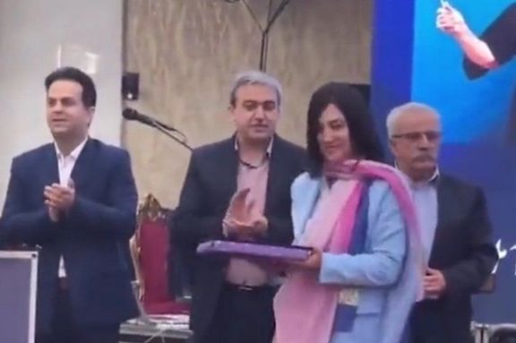 ضمن إجراءات عقابية أخرى.. النظام الإيراني يغلق قاعة شهدت ظهور طبيبة دون حجاب أثناء تكريمها