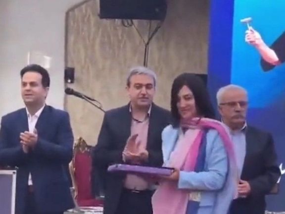 إغلاق قاعة استقبال في إيران حضرت فيها طبيبة دون "الحجاب الإجباري"