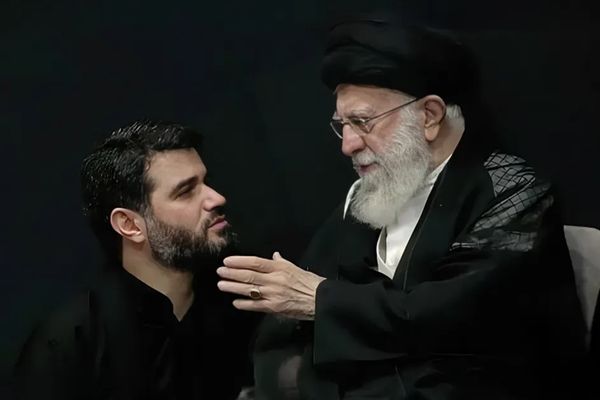 لتصدير أيديولوجية النظام.. منشد ديني مقرب من خامنئي يسافر إلى تايلاند في "مهمة دعائية"