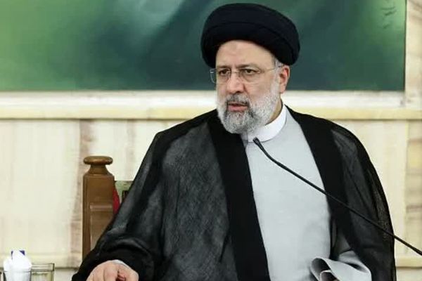 الرئيس الإيراني: نسبة بيع النفط عادت لما قبل العقوبات و"التيار المندس" يحاول عرقلة الحكومة