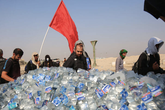 اعتراض به هزینههای چند صد میلیاردی مراسم اربعین؛ توصیه کیهان برای حمل عکس قاسم سلیمانی