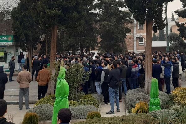 بعد مقتل زميلهم.. طلاب جامعة طهران ينظمون تجمعًا احتجاجيا اعتراضا على السياسات الجامعية