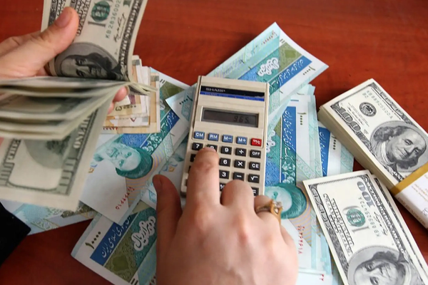 انتقادات برلمانية حادة للبنك المركزي الإيراني بعد التراجع الكبير في قيمة العملة الوطنية