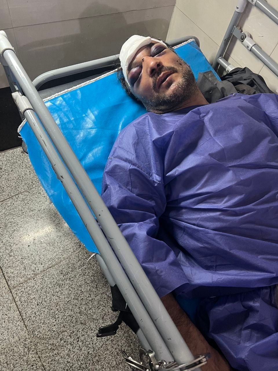 محمدرضا مرادبهروزی پس از ضرب‌وشتم در زندان قزوین به بیمارستان منتقل شد
